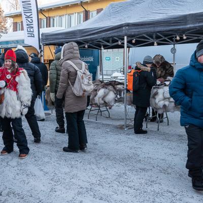 Se Jokkmokkmarket 30c Marketstall Reindeer Furs Sami Woman900