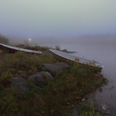 Se 10 Foggy Dark Rowboats Ashore Silohuettes Lamp900