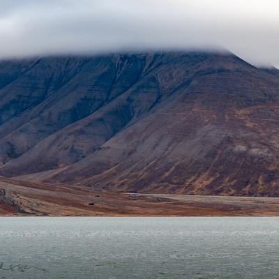 Svalbard Seaside View Mountains Valley Cabins Clouds900