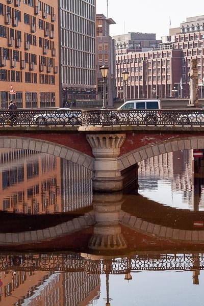 De Hamburg Canal Reflection Bridge People Buildings
