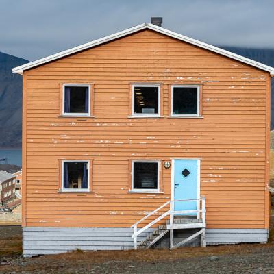 Sj Longyearbyen Colors Apricot Orange House Lightblue Door900