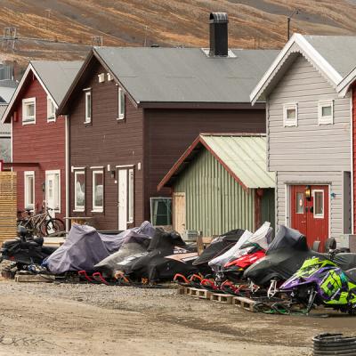 Sj Longyearbyen Colors Houses Reds Brown Green Snowmobiles900