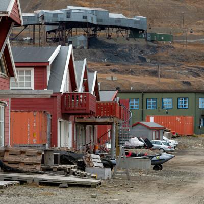 Sj Longyearbyen Colors Houses Reds Uphill Building Grey900