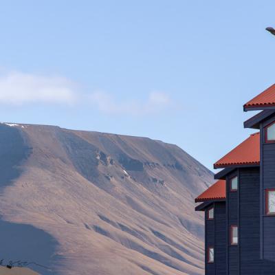 Svalbard Longyearbyen Blue Houses Blue Mountain Blue Sky900