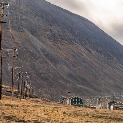 Svalbard Longyearbyen Old Coalminers Houses Electricity Poles Mountains900