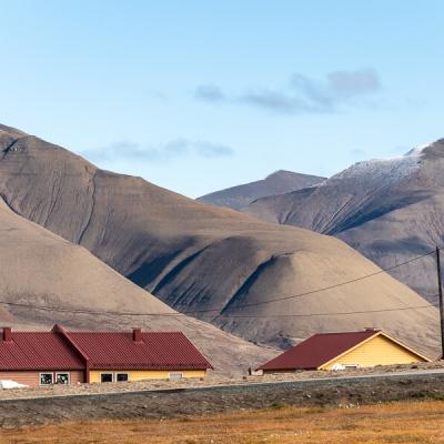 Svalbard Longyearbyen Typical Mountains Protruding Rooftops900