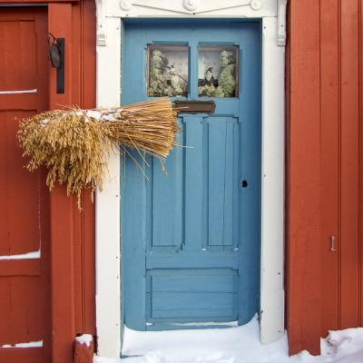 No Roros Blue Door Window Decorated Oats Red Snow Snow900