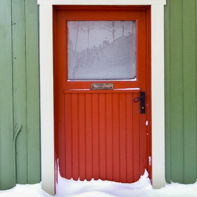No Roros Green House Red Door Snow900
