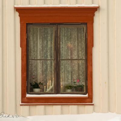 No Roros Picturesque Window Red Framing Christmaslights900