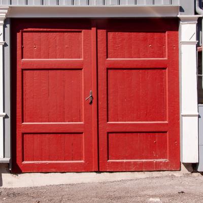 No Roros Red Doors Grey House900