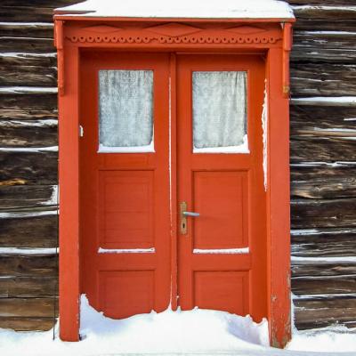 No Roros Red Doors Timbered House Carpentersjoy Snow900