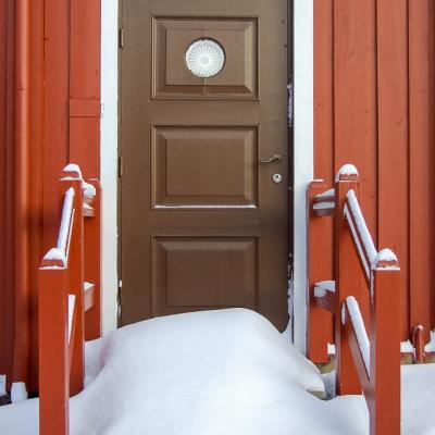 No Roros Red House Brown Door Snow900