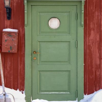 No Roros Red House Green Door Round Window Snow900