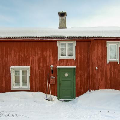No Roros Red House Green Door Snow900