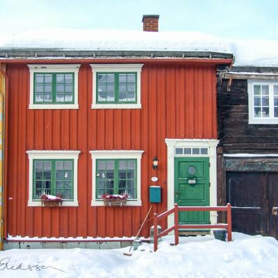 No Roros Red House Green Door Windows Yellow Snow900