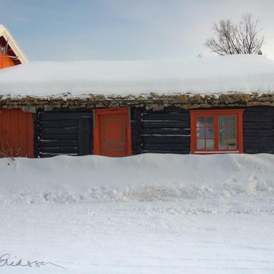 No Roros Timbered Black House Red Door Framing Snow900