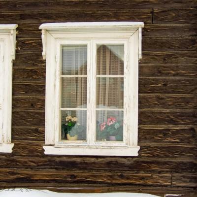 No Roros Timbered House Geraniums In Window900