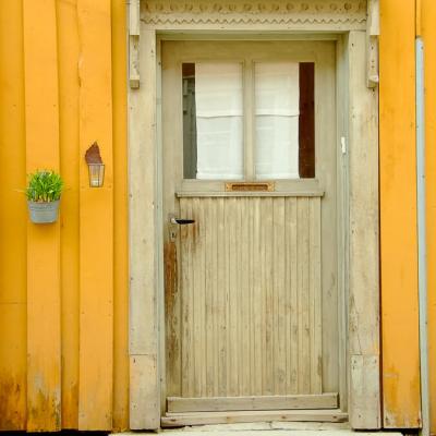 No Roros Yellow House Grey Door900