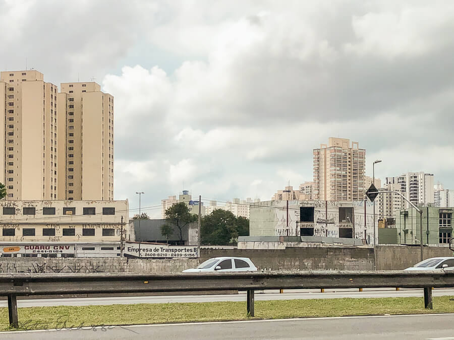 Saopaolo Road Car Fenced Wall Buildings Kyscrapers900