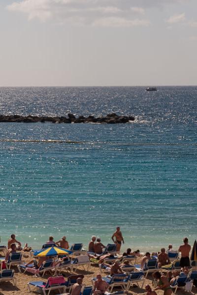 Es Grancanaria Atlantic Beach Sunbathing People Wavebreaker Horizon900