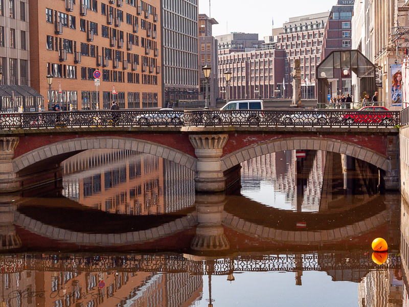 DE_Hamburg_canal_reflection_bridge_people_buildings