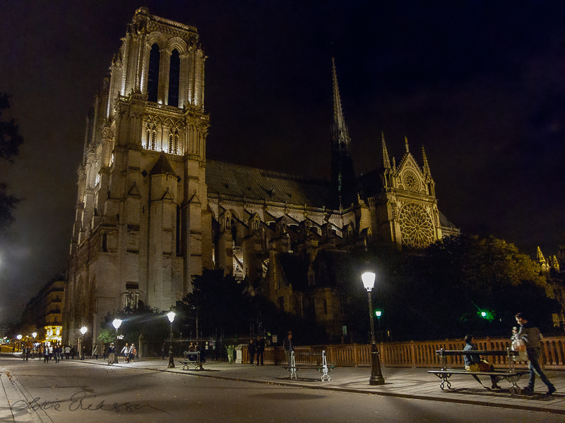FR_Paris_NotreDame_bynight_street_people