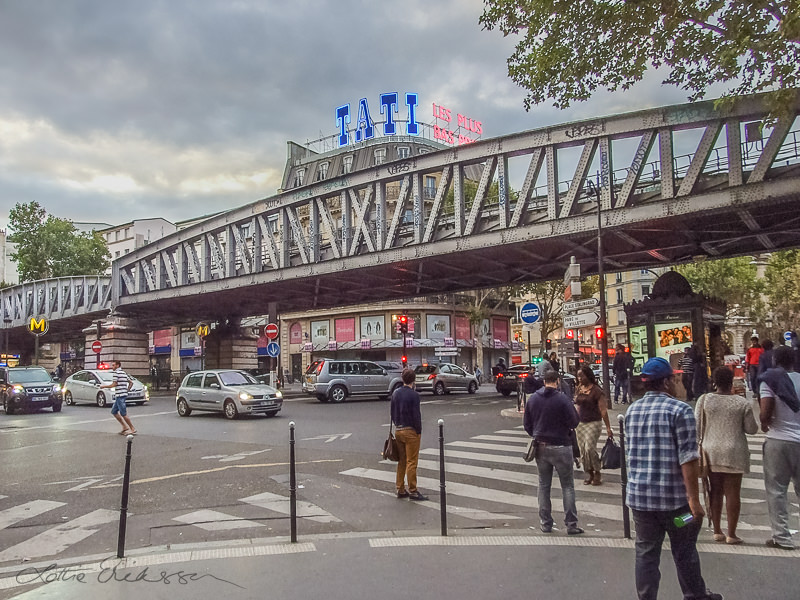 FR_Paris_crossing_people_traffic_bridge_neonsignTati