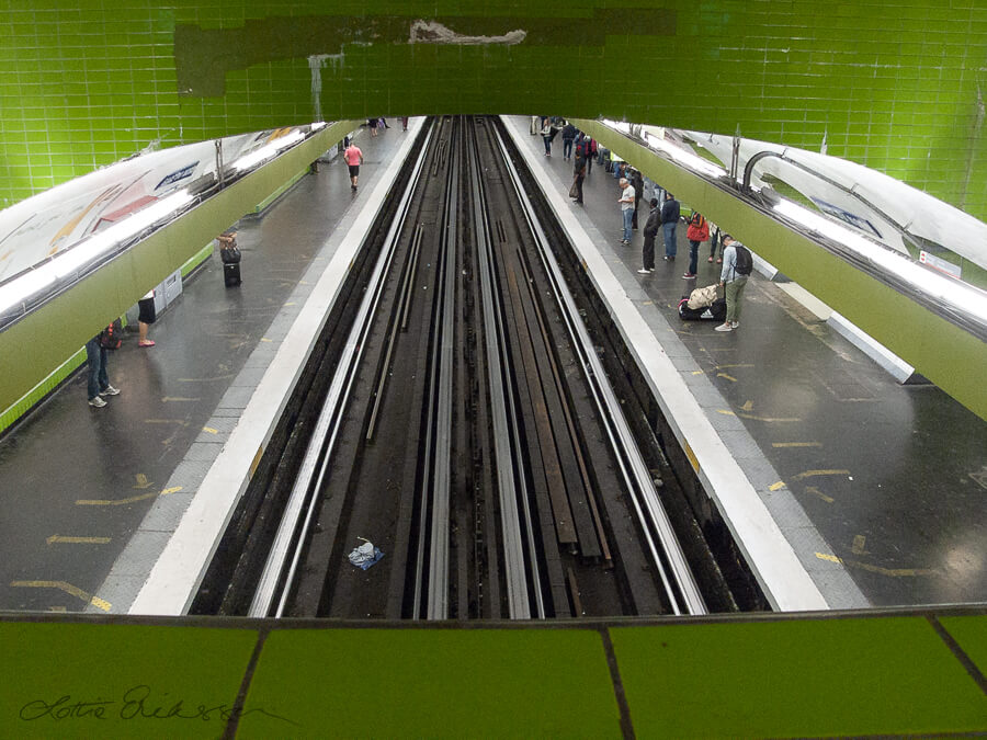 FR_Paris_subway_tracks_people_waiting900