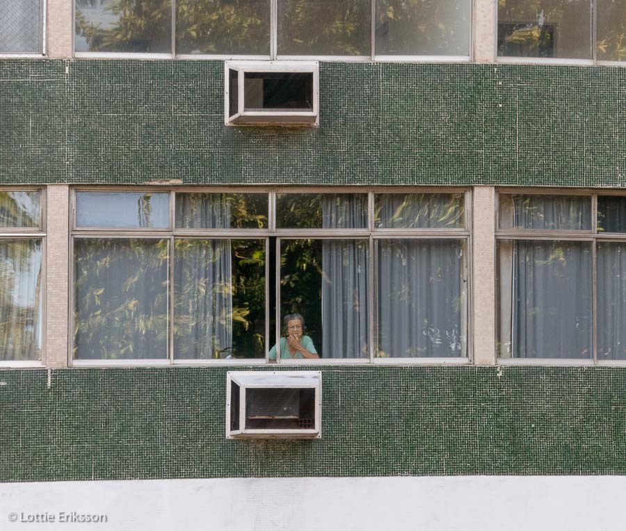 foto; äldre kvinna ensam i fönster