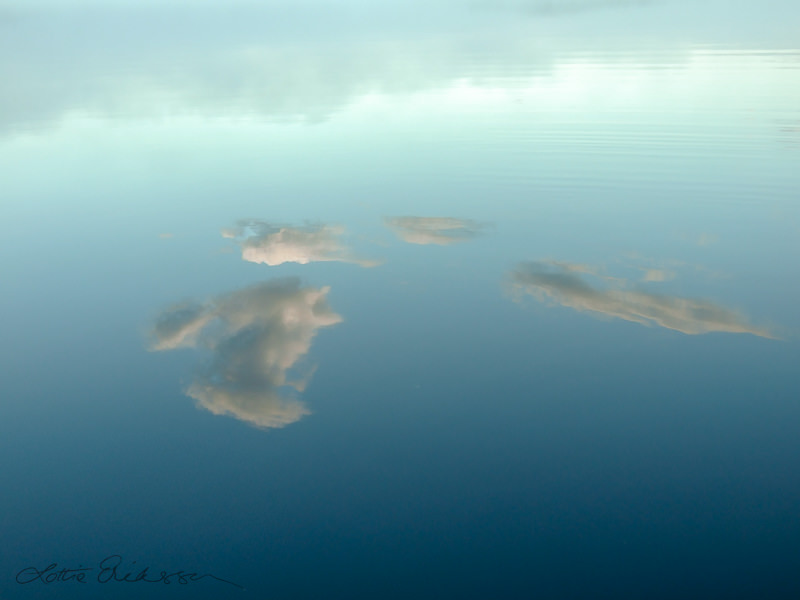 Watersurface_tranquil_cloudreflections_blue_turqouise