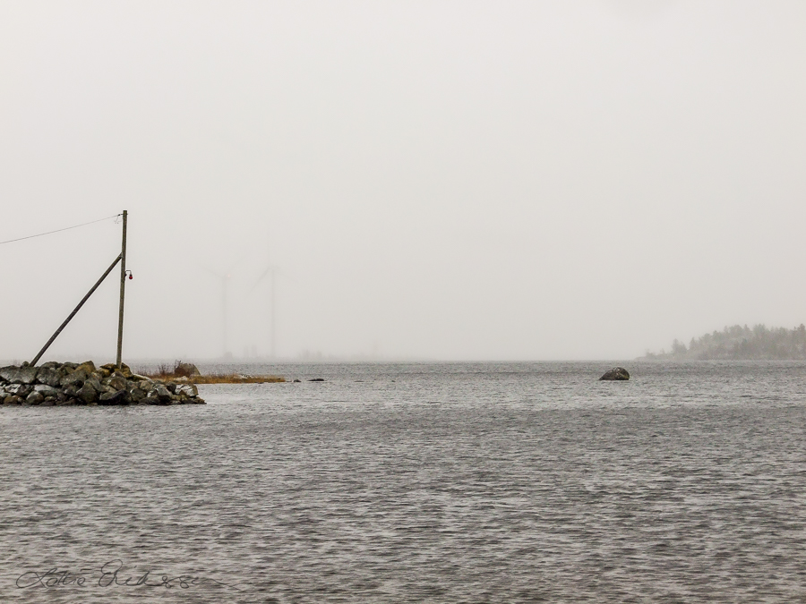 SE_08_Byviken_grey_fog_jetty_lamppost_windmills900