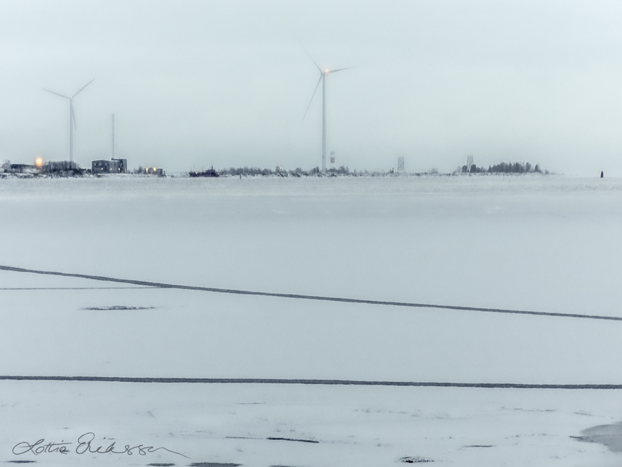 SE_08_winter_snowing_foggy_ice_cracks_island_windmills900