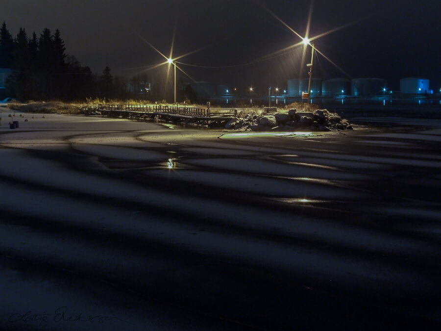 SE_09_winter_snowing_bay_jetty_streetlamps_background_harbor900