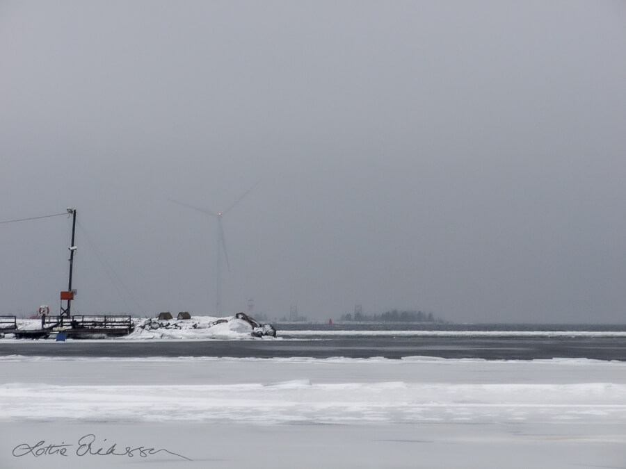SE_09_winter_snowing_grey_jetty_background_windmill_lighthouse900