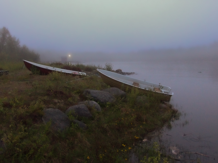 SE_10_foggy_dark_rowboats_ashore_silohuettes_lamp900