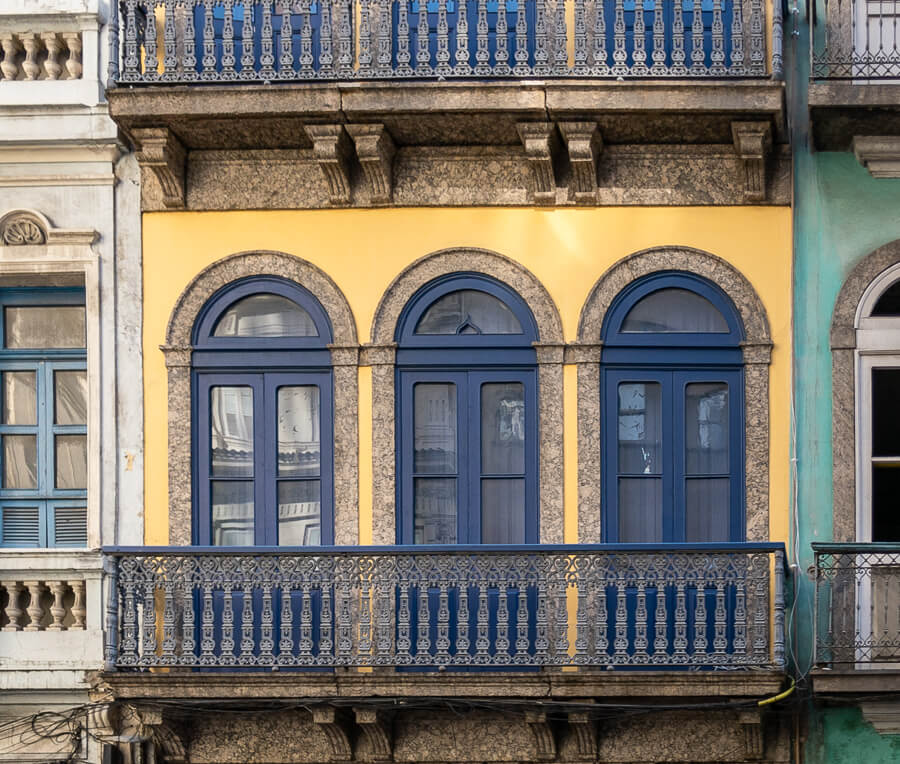 Brazil_balcony_blue_doors_yellow_wall900