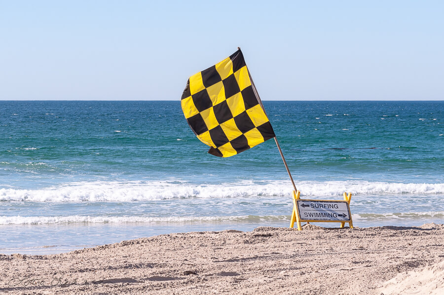 California_Pacific_beach_yellownblack_chequered_flag_signal900