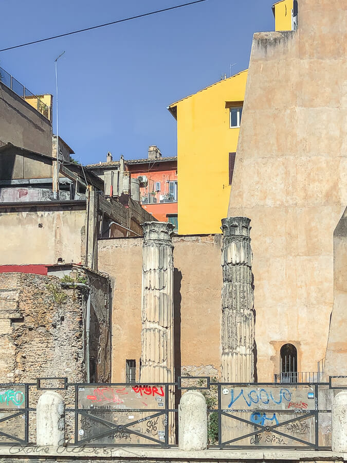 Italy_yellow_houses_behind_ruins_column_graffiti900