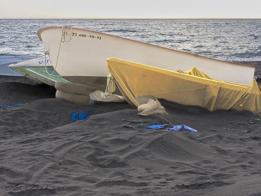 Spain_Mediterranean_beach_boats_yellow_wrap_black_sand900