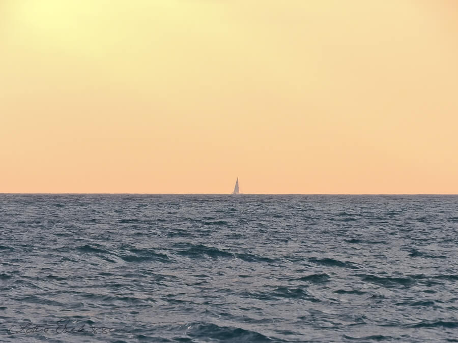 Spain_Mediterranean_sunset_horizon_sailingboat900