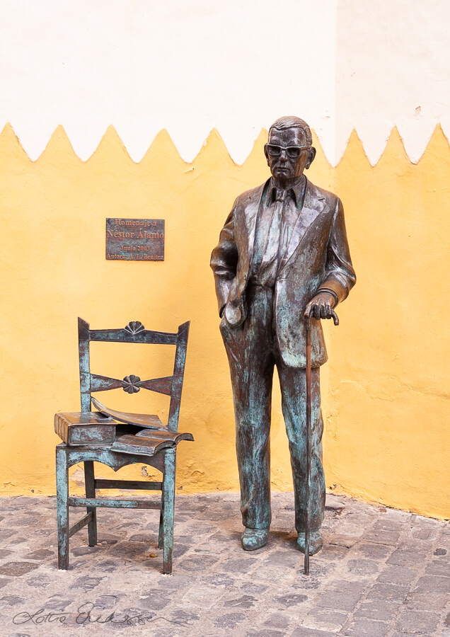 Spain_yellow_decorated_wall_and_statue_man_chair900