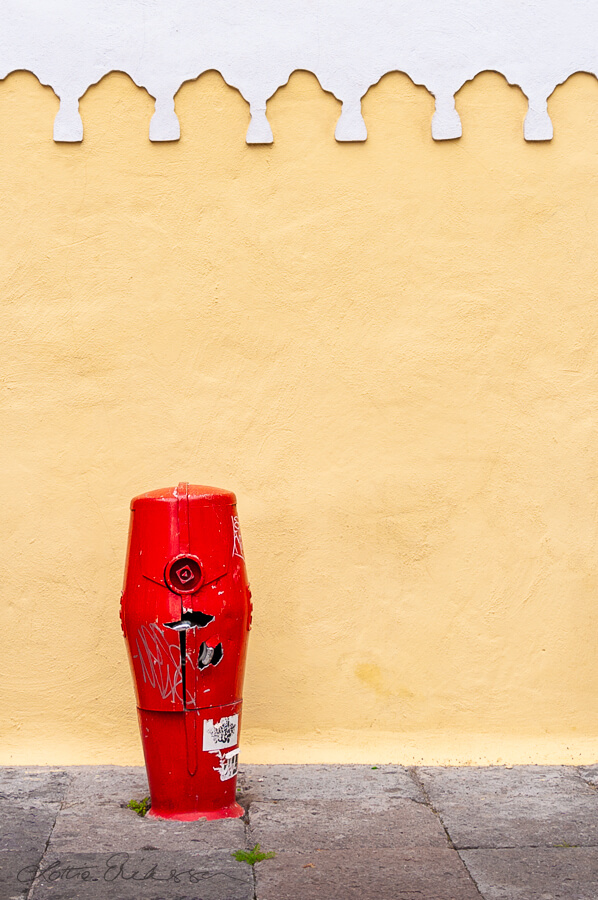 Spain_yellow_decorated_wall_red_hydrant900