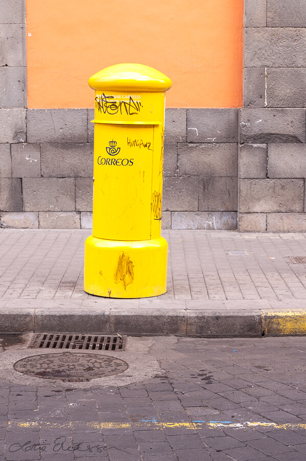 Spain_yellow_mailbox_background_peachy_stone_wall900