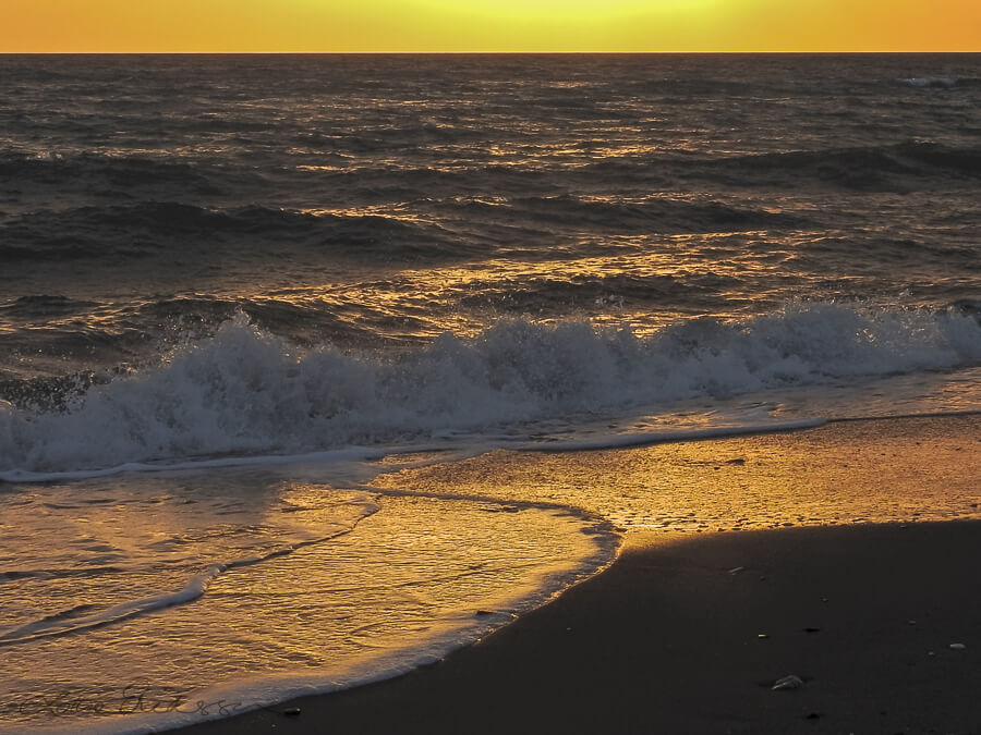 Spain_yellow_sunset_waves_splashing_beach900