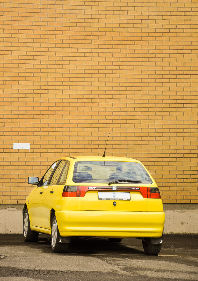 Sweden_yellow_car_ocher_brick_wall900