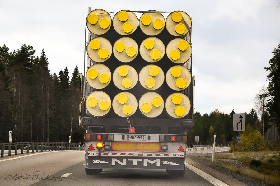 Yellow_dots_pipes_carried_trailer_road900
